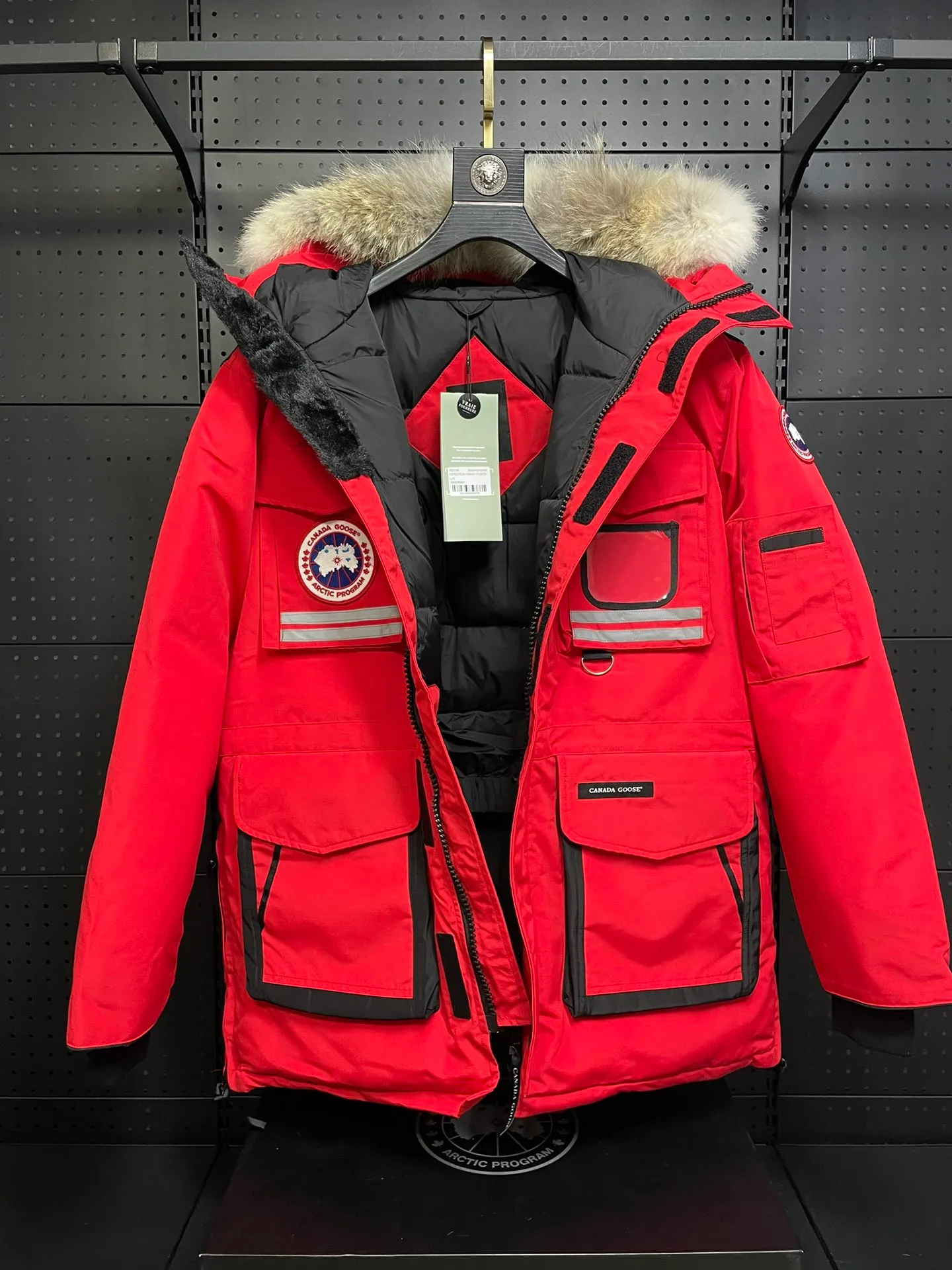 P1060 CANADA GOOES 🇨🇦ⒿⓅⓈ manufactures 10 models of snow curse men and women couples. Factory direct supply: supplying global purchasing agents, micro-business, entities, Tmall, high-end stalls and studio cooperation, free shipping! There are 10 types of Canada Goose Snow Mantra parkas for men and women, the Rolls-Royce of down jackets. ➖ Industry-leading anti-counterfeiting chip sensing. ➖ Imported Behringer embroidery machines and customized embroidery labels, the highest level and industry leading. ➖ Imported Korean 21-count polyester-cotton blended original fabric, TC85 waterproof coated fabric, water-repellent, windproof and wear-resistant. ➖ The new national standard 90 white duck down has an average down filling of 300 grams. The amount of down filling is industry-leading. ➖ 100% nylon lining with double double-layer sealing design to prevent velvet running, and seamless thread design on the cuffs! ➖ Yoshida YKK provides original factory-customized electroplated sliders. YKK two-way lockable zippers are tight and smooth and do not peel off paint. ➖ 3M composite Velcro is durable and the accessories and hardware are all custom-made. Note: Our copywriting is only simple and clear. Instead of bragging about the copywriting, it is better to compare and understand with samples. Only for the purest goose, the most dedicated, the most professional, the highest quality, the highest cost performance! SIZE:XS-XXL [with size chart]